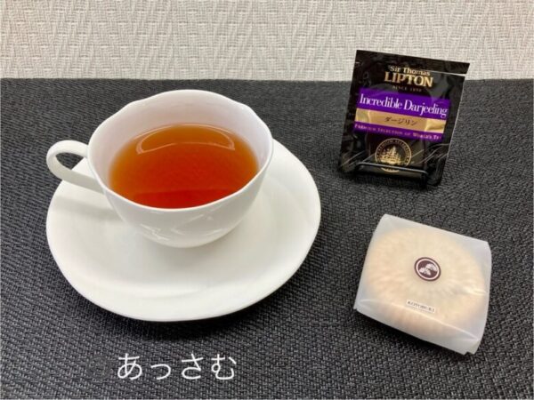 紅茶のシャンパンと言われるダージリンは、もなかにもよく合う。